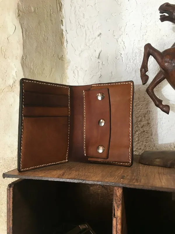 Portefeuille ouvert en cuir brun