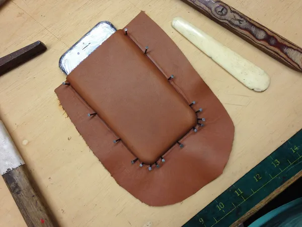 Fabrication d’un étui en cuir sur un plan de travail